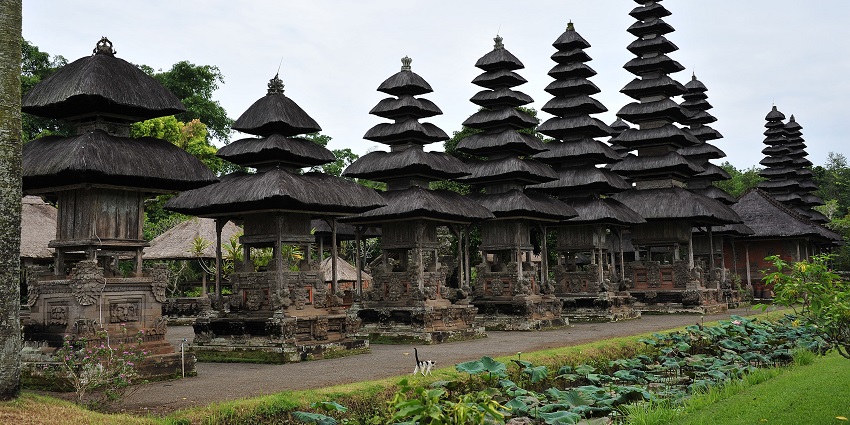 View of the Pura Petitenget temple, one of the famous places to visit in Seminyak to witness Balinese crafts