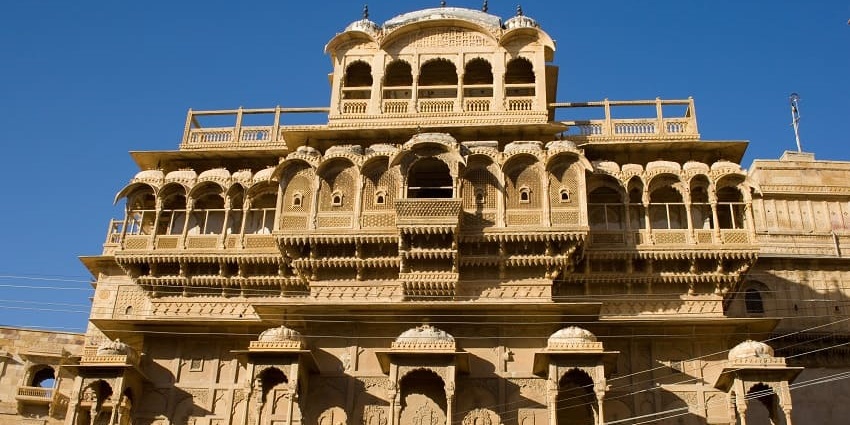 See Jaisalmer on a photo tour, sharing skills and toasts on your trip for the new year.