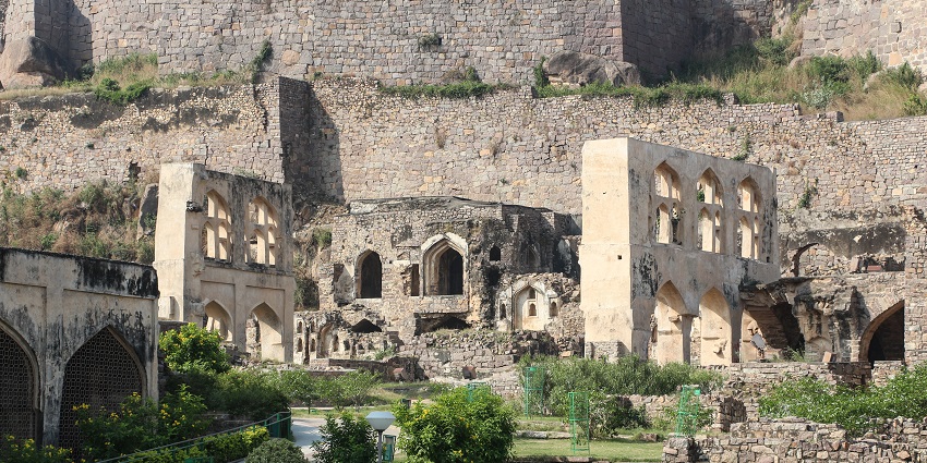 Exploring the majestic Rangin Mahal is one of the best things to do in Bidar.