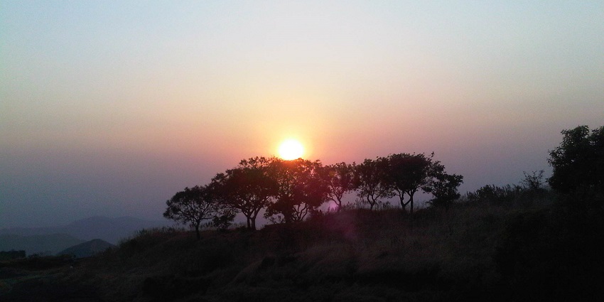 Kharda Fort offers stunning views and diverse photography opportunities.