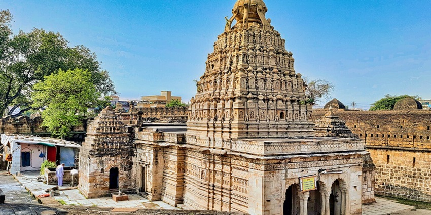 View of the Pillaiyar Temple in broad daylight, the clear blue sky in the background.