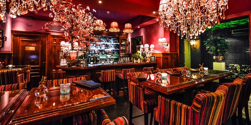 Charming cafe serving delicious food and vibrant cocktails.