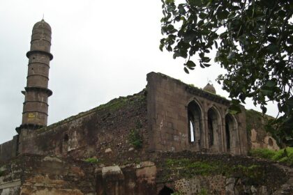 An image of fort reflecting the rich heritage, one of the best places to visit in Burhanpur