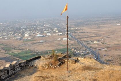 Lanling Fort, also known as the Fort of Dhule is one of the most famous places to visit in Dhule