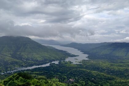 Picturesuqe view of the Mahabaleshwar, one of the popular places to visit in September in Maharashtra with lush greenery