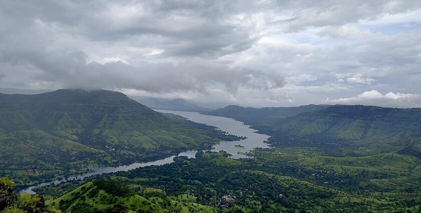 Picturesuqe view of the Mahabaleshwar, one of the popular places to visit in September in Maharashtra with lush greenery