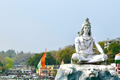 Explore the places to visit in Murudeshwar featuring stunning temples and scenic beaches.