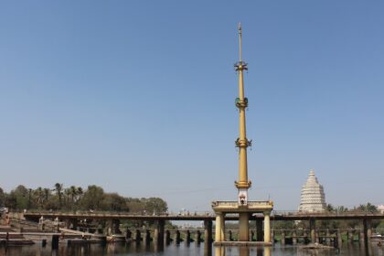 An image showing Garuda Stambha, a popular place to visit near Alandi.