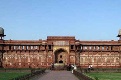 There are many places to visit near Faridabad like the Jahangir Mahal in Agra