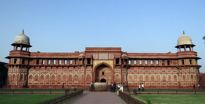 There are many places to visit near Faridabad like the Jahangir Mahal in Agra