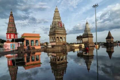 A picture of the Bhakt Pundhalik Temple, Pandharpur entrance with its intricate architecture.