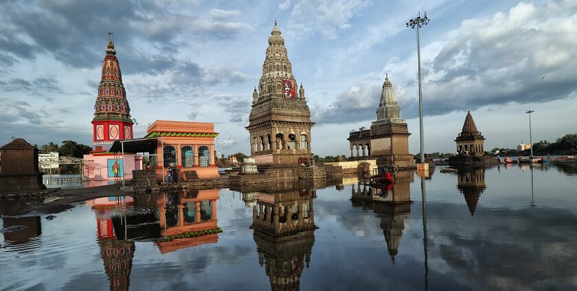 A picture of the Bhakt Pundhalik Temple, Pandharpur entrance with its intricate architecture.