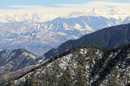 A view of Dalhousie, one of the places to visit near Pathankot, surrounded by the majestic Himalayas.