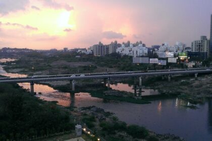 A beautiful picture of Aga Khan bridge, Pune–one of the prettiest places.