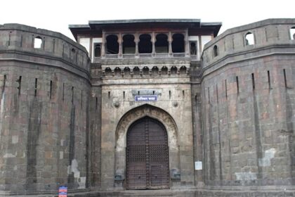 An image of the historical fort with massive walls at a location near Shaniwar Wada.