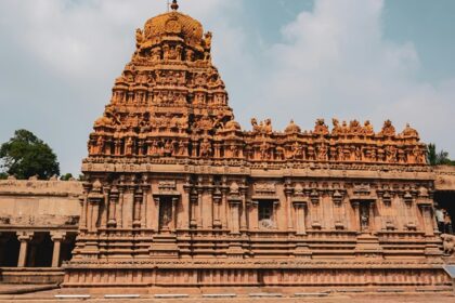 Picture of the sturdy, and very aesthetic Tanjore Temple along with its intricate details.