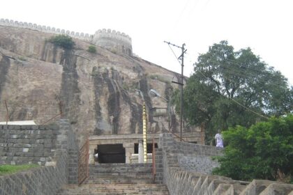 A scenic view of Namakkal showcasing its temples and hills, surrounded by a beautiful aura.