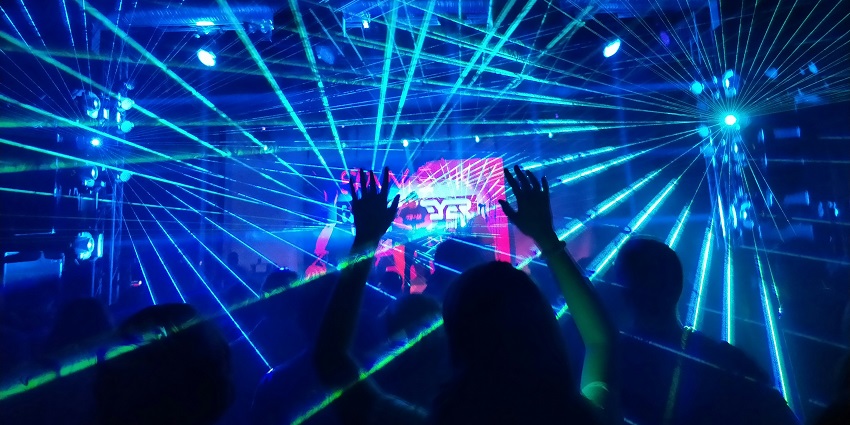 Image of a club people on the stage and on the floor dancing - Enjoy the rave party in Delhi