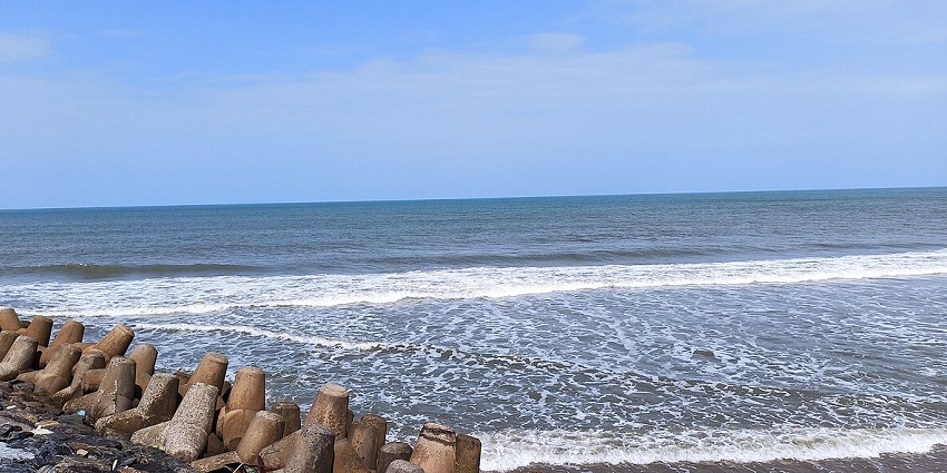 Tourist enjoying a dip in the ocean near the Vaitheeswaran Temple for travellers.