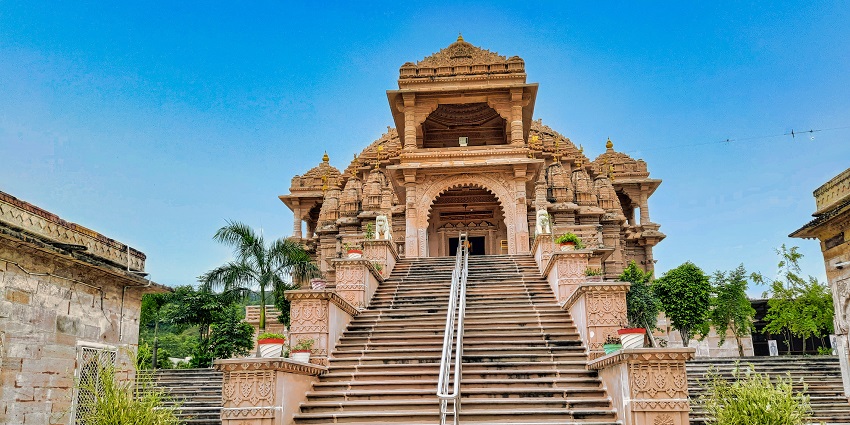 Prati-Shirdi, as devotees call it, was built in 2003 by Shri Prakash Deole.
