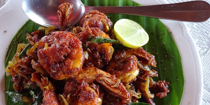 Deliciously spiced and fried prawns, a coastal favourite.