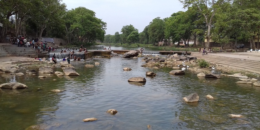 Evening prayer at Ramghat of Chitrakoot is among the best things to do in Chitrakoot.