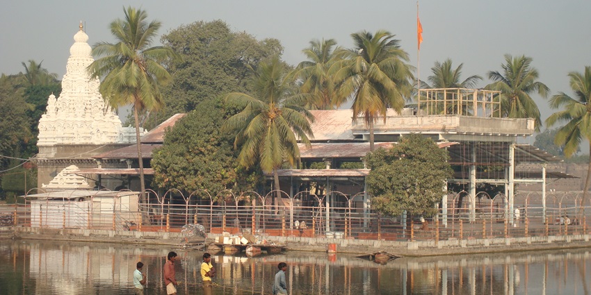 Marvel at the breathtaking view of Siddheshwar Temple from the fort's vantage point.