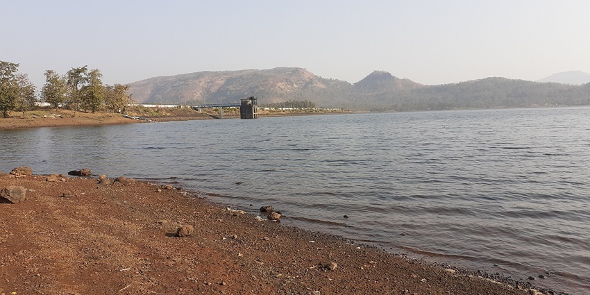 A picture of a lake in Palghar with one of the best sites for camping nearby