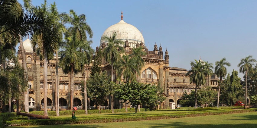 The Museum, among the best places to visit in Mumbai in summer showcasing Indian art and archaeology in Indo-Saracenic architecture.