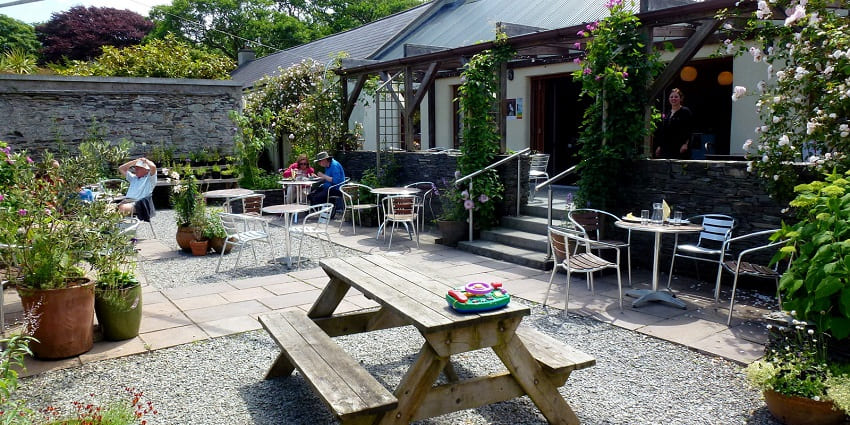 A charming outdoor café offering the best food in Andheri.
