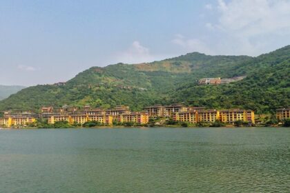 Places to visit near Pune in April offering scenic lakes and breathtaking landscapes.