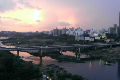 Aga Khan Bridge in Pune spans the Mula-Mutha River, connecting Koregaon Park to Kalyani Nagar.