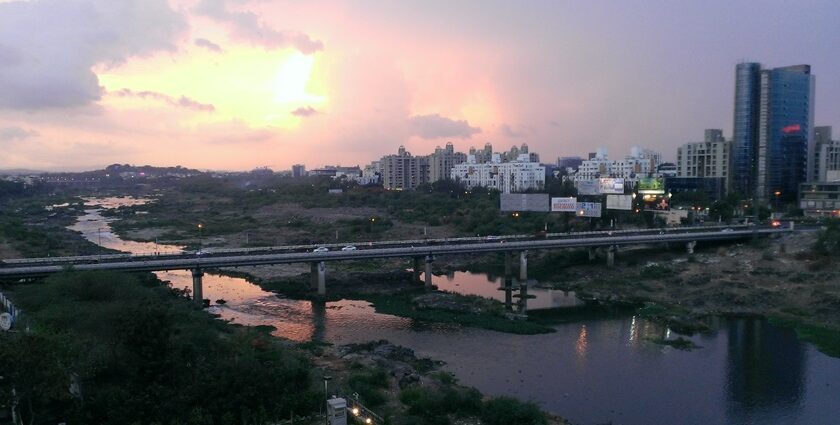 Aga Khan Bridge in Pune spans the Mula-Mutha River, connecting Koregaon Park to Kalyani Nagar.