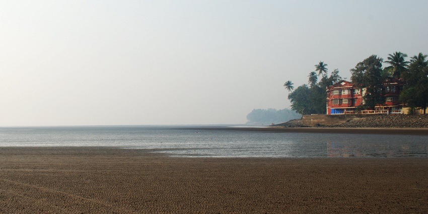 A picture of a beach and coastal roads on the scenic road trip from Pune to Alibaug.