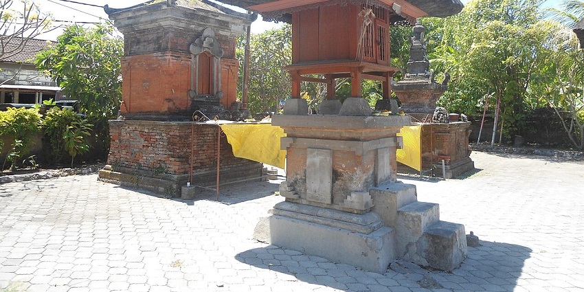 Blanjong Temple in Bali, showcases an ancient stone pillar and a place to visit near Grand Inna Bali Beach Sanur