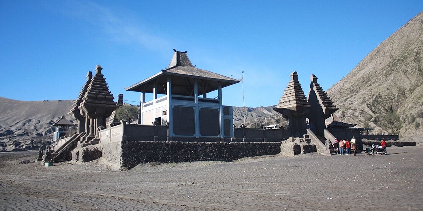 An image of Pura Luhur Poten Temple set against a mountainous volcanic landscape.