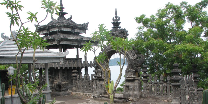 A picture of the Pura Pulaki temple, which has the best of West Bali National Park activities