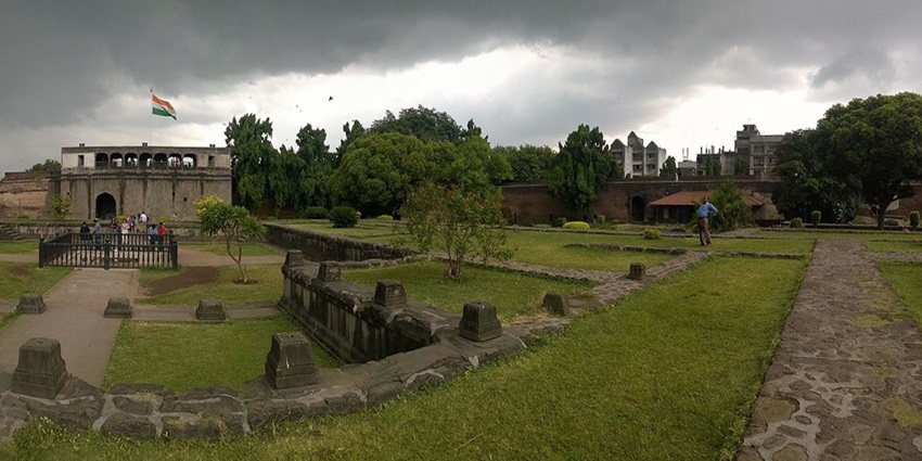 Image of the Purandar Fort on a cloudy day, one of the tourist attractions near Baneshwar temple.