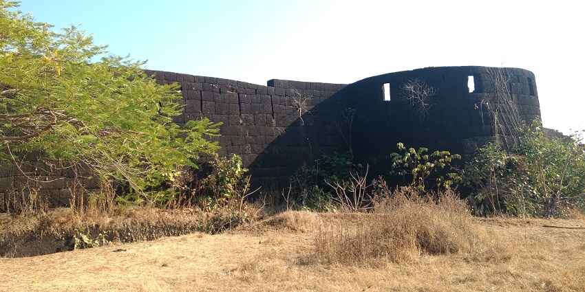 Purnagad fort, among the best forts in Ratnagiri featuring lush greenery and historical significance.