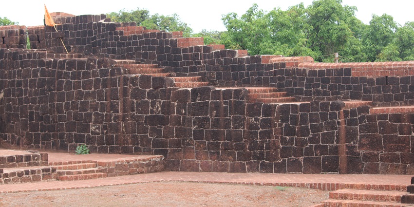 Purnagad Fort, a historical attraction, is one of the best places to visit near Ratnagiri.