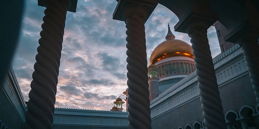 A view of Puzhal Sarabeswarar temple, with scenic views.
