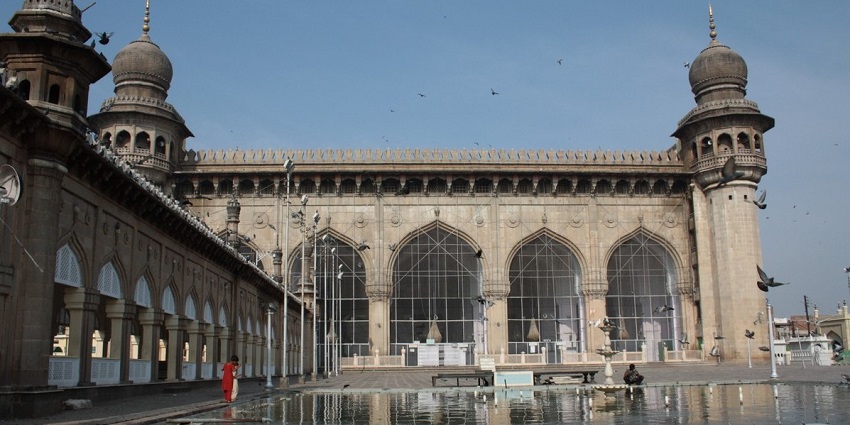 The mosque is very close to the Bangalore Cantonment Railway station