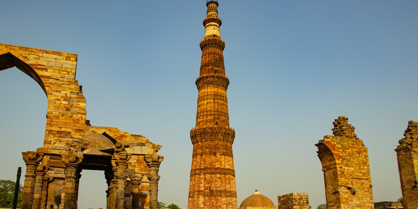 Image of Qutub Minar, a historical gem standing tall in broad daylight