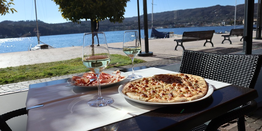 Kitty party places in Udaipur feature Raas Leela serving authentic Rajasthani cuisine with captivating views.