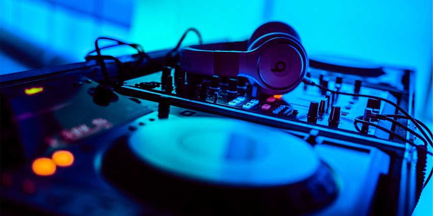 The rave party in Gurgaon with reggae vibes, food, and drinks galore.