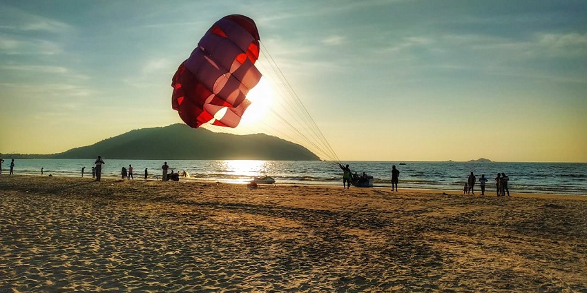 Rabindranath Tagore Beach is situated near the Kali River and offers a stunning view.