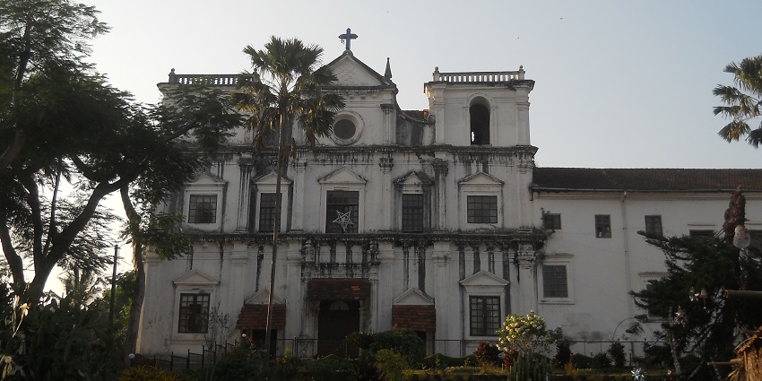 Panoramic image of the historic Rachol Seminary surrounded by the lush trees and garden