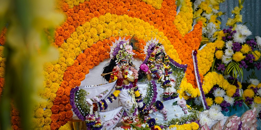 A picture of the idols of Lord Krishna and Goddess Radha at a Krishna temple in Pune