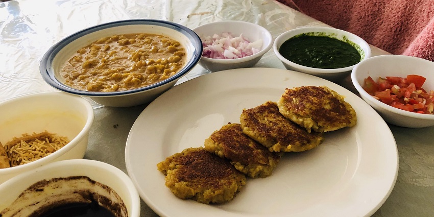 Tangy and spicy goodness of Ragda Pattice, the best food in Dadar.