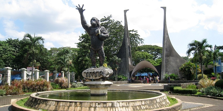 Gate of the Ranguan zoo,exploring the wildlife here is one of the best things to to in Jakarta